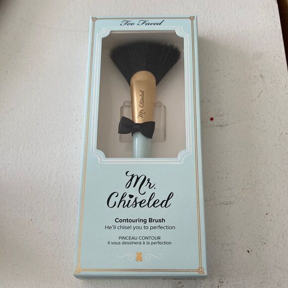 Too Faced Mr. Chiseled Contouring Brush - Picture 1 of 4